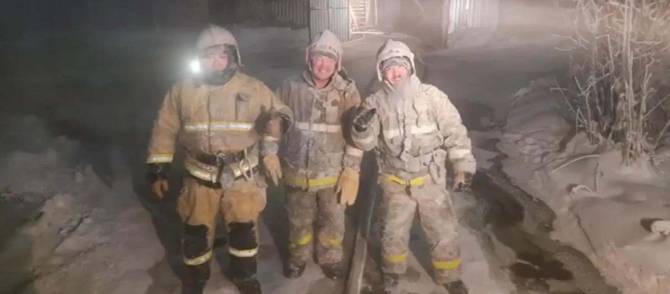 Ρωσία: Πυροσβέστες που σπάζουν με σφυριά τον πάγο στα ρούχα τους, μετά από εργασία στους -55! (βίντεο)